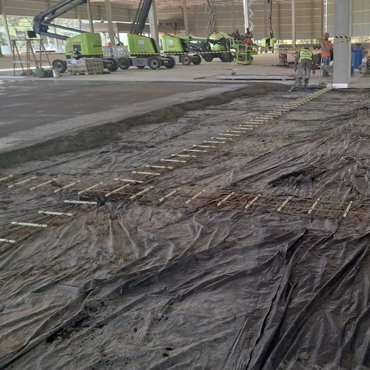 Barras de transferência GFRP montadas em treliça, em obra industrial